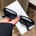 Occhiali da sole neri quadrati con montatura stretta, protezione solare rétro ed elegante. - montatura nera con lenti grigie