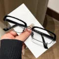 Schwarze quadratische Browline Brille mit Metall- und Acetatrahmen, stilvolles Modeaccessoire. - Schwarzer Rahmen Klare Gläser