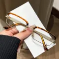 Modische quadratische Brille mit Schildpatt-Optik und goldenem Metallrand für den Alltag. - Schildpatt Goldener Rahmen Klare Linse