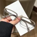 Modische quadratische Sonnenbrille fuer Damen und Herren, metallener Trend Brillenrahmen. - Khaki Silberner Rahmen Klare Linse