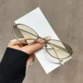 Occhiali da sole cat-eye in metallo con lenti sfumate e montatura sottile ed elegante. - Montatura Argento Lente Specchiata