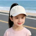 Gorra de béisbol con coleta para niños vista detallada, fondo de playa al aire libre. - Beige