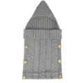 Sacco nanna lavorato a maglia grigio per neonati con cappuccio e bottoni in legno per passeggino. - Taglia unica / Grigio chiaro