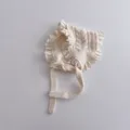 Bezaubernde gestrickte Babyhaube mit feinen Spitzenrüschen, warme weiche Babymütze Winter. - Kinder / Beige
