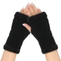 Nahaufnahme von schwarzen Strick-Fingerlos-Handschuhen mit weichen Plüschbündchen für Winter. - Einheitsgröße / Schwarz