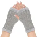 Graue fingerlose Strickhandschuhe mit Plüschbesatz, weiche Textur für kuscheligen Winter. - Einheitsgröße / Hellgrau