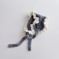 Gestrickte Babymütze mit weißer Spitze, graue Kleinkindmütze mit Bändern, Detailansicht. - Kinder / Grau