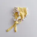 Süße gelbe Strickmütze für Babys mit weißer Spitzenborte, warme Winterhaube für Kinder. - Kinder / Gelb
