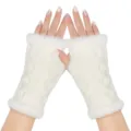 Weißer Strick Handschuh Detail mit flauschigem Plüschrand und weicher Zopfmuster Textur. - Einheitsgröße / Weiß
