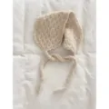 Beige geflochtene Ohrenklappen Mütze Schal Kombination mit Bändern und gemütlicher Textur. - Beige