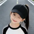 Detalle gorra de béisbol con coleta para niños,sombrero negro visera curva al aire libre. - Negro