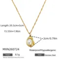 Vue détaillée du collier pendentif perle irrégulière avec chaîne dorée et dimensions. - Collier Pendentif Perle Irrégulière (MXN260724) / Or