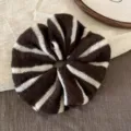 Koreanischer Stil kontrastierende gestreifte Strick-Haargummi, Herbst und Winter Haaraccessoire. - Kaffee und Weiß Streifen