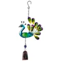 Vue détaillée du carillon éolien paon en métal avec des couleurs vives et une cloche suspendue. - Sac à bulles / Cloche de Paon à 9 Queues
