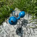Gros plan de sculpture de fourmi en métal, insecte en fer bleu pour décoration de jardin. - Fourmi / 10x8.5x10cm / Fourmi Bleue