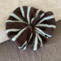 Brau blaue gestreifte Strick Haargummi Winter Haaraccessoire, stylischer Zopfgummi für Damen. - Kaffeebasis Grüne Streifen