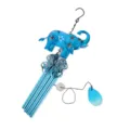 Gros plan détail du carillon à vent éléphant en métal bleu avec pendentif en verre et tubes. - Emballage Boîte Blanche / Style Tube en Aluminium Éléphant à Nez Long