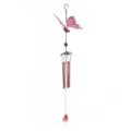 Vue détail d'un carillon éolien papillon en métal avec panneaux acryliques roses et tubes. - Emballage Boîte Blanche / 7002 Papillon Rose Style Tube en Aluminium