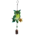 Vue détaillée de la décoration suspendue carillon éolien hibou en métal et verre vert. - Style avec clochettes / Vert