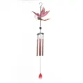 Vista dettagliata del carillon a vento a forma di libellula rosa con tubi metallici e pendente. - 7003 Stile Tubo in Alluminio Rosa