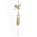 Vue détail d'un carillon vent libellule avec tubes métalliques et ailes acrylique jardin. - Emballage Boîte Blanche / 7003 Style Tube Aluminium Vert