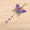 Vue détaillée du pendentif attrape-soleil en cristal papillon coloré avec des perles scintillantes. - Emballage de Boîte Blanche / 5007 Papillon Violet (Cristal)