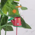 Détail piquet de jardin en métal, design arrosoir mignon avec fleurs et libellule. - Seau Libellule