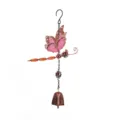 Vue rapprochée du carillon éolien en métal motif libellule et papillon avec ailes roses. - Emballage Boîte Blanche / 7003 Style Cloche Libellule Rose