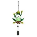 Vue rapprochée détaillée du carillon éolien grenouille en métal avec orbe de verre lumineux. - Style Cloche Lumineuse Grenouille / Sac à bulles / Vert Grenouille