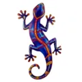 Gros plan detaille de gecko mural en metal colore, beau motif peint vibrant, art en fer. - Bleu foncé