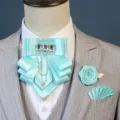 Detailweergave van lichtblauwe satijnen strik corsage en pochet set voor formele herenmode. - Licht Cyaanblauw 3-Delige Set