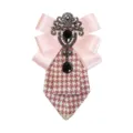Primo piano del fiocco rosa e della spilla pied-de-poule con ciondolo in cristallo nero. - Spilla Posteriore / Rosa
