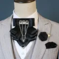 Gedetailleerd shot van elegante zwarte satijnen strik versierd met sprankelende strass-steentjes. - Zwarte 3-delige Set