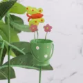 Détail de tuteur de jardin en métal, papillon et fleur pour plantes en pot et micro-paysage. - Seau Papillon