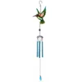 Vue détaillée de carillon éolien colibri en métal avec tubes bleus pour décoration de jardin. - Style Tube en Aluminium / Enveloppe à Bulles / Tube Vert