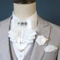 Detail van strass vlinderdas set met roos broche en pochette voor formele pakken det. - Witte 3-delige Set