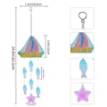 Carillon de vent voilier en verre coloré thème océan avec pendentifs de poissons détaillés. - Voilier / 20x18x5.5cm