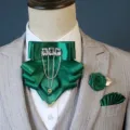 Elegante groene satijnen jabot vlinderstrik set met strass steentjes en bijpassende pochet. - Donkergroen 3-Delige Set