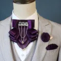 Heren paars strass vlinderdas reversbloem pochet set formele kleding details view - Donkerpaars 3-Delige Set