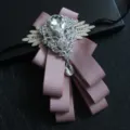 Nœud papillon rose poussiéreux en cristal élégant avec ailes en strass pour costume formel homme. - Bordure Abricot Rose