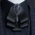 Herren schwarze Strass mehrschichtige Band Fliege Brosche für Anzug Hemd Accessoire - Schwarz