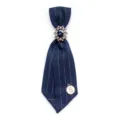 Cravatta a nastro JK a righe blu scuro con spilla in strass e ciondolo numero 5 per donna - Blu Scuro