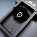 Elegante heren zwarte fluwelen reversspeld broche met sprankelende strass steentjes kostuums. - Zwart