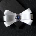 Elegante silberne Satin Fliege mit verziertem blauem Kristall fuer Herren Anzuege. - Silbergrau