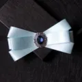 Hellblaue Strass Fliege fuer Herren, elegante Seidenkrawatte fuer Hochzeit und formelle Anlaesse. - Wasserblau