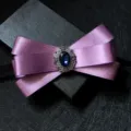 Elegante lila Satin Schleife mit vintage silbernem Kristall Zentrum für Herrenmode. - Hellviolett