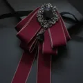 Cravattino papillon bordeaux con spilla vintage in strass e gemma nera per abito da uomo. - Bordo Albicocca Rosso