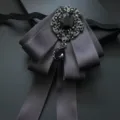 Farfallino grigio scuro da uomo con spilla strass cristallo, elegante accessorio per abito. - Banda di Cotone Grigio Scuro