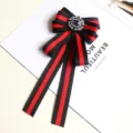 Donna Rosso Nero Rigato Fiocco Spilla Strass Nastro Collo Fiore Uniforme Cravatta Dettaglio - A righe rosse e nere