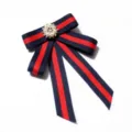 Blauw rode gestreepte lintstrik broche met parel strass midden voor vrouwen JK uniform. - Kleine Bloem Stijl